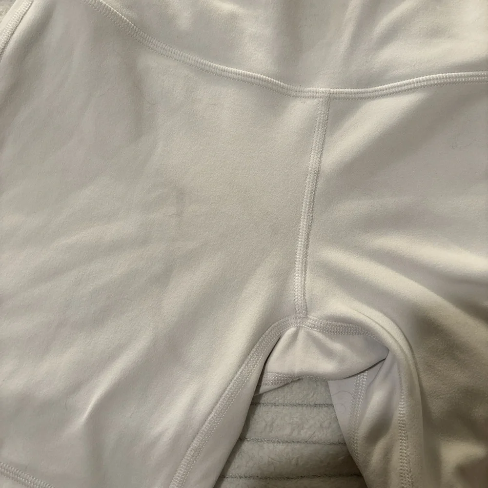 Lululemon white 6” inseam biker shorts -
SIZE 4 - Picture 5 of 5
